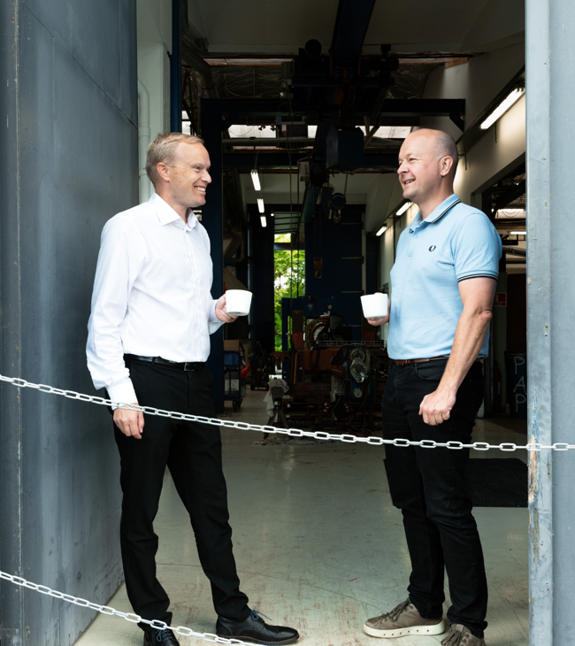 To CBRE medarbejdere drikker kaffe i sin pause