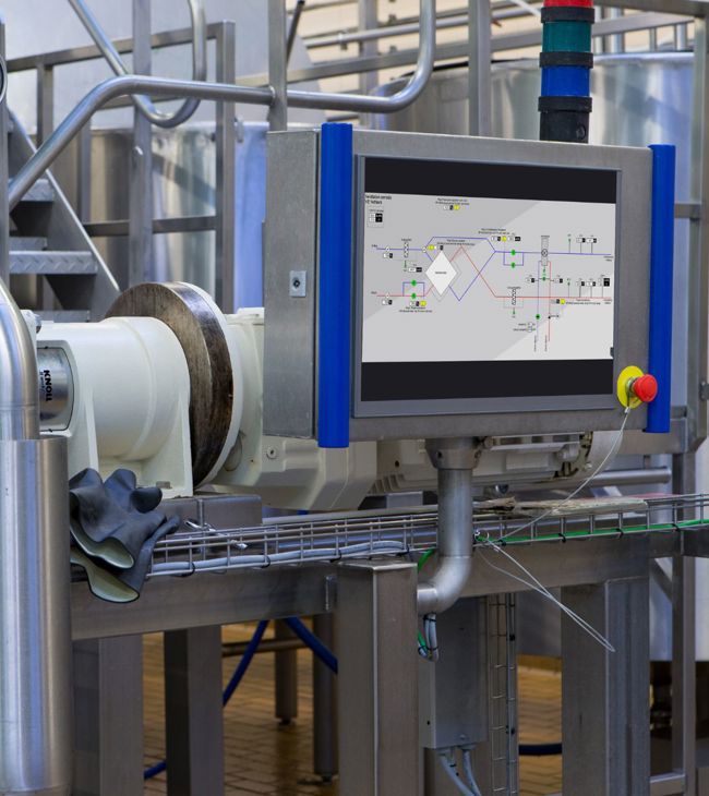 Skærm i produktion med automationsløsning, der øger oppetiden