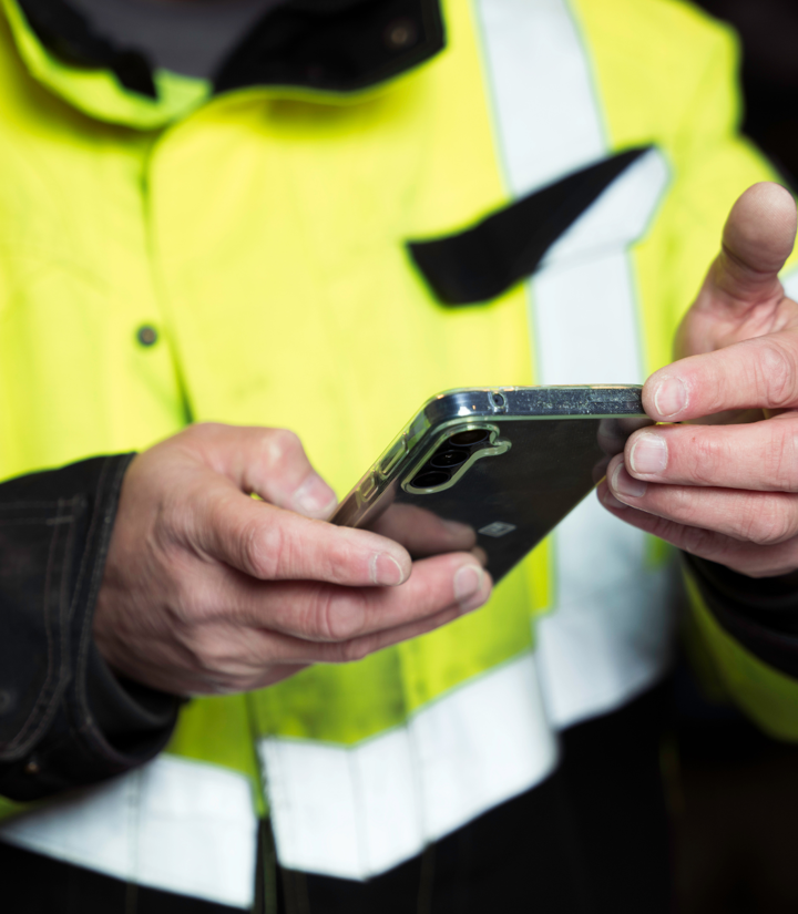 Tekniker bruger app til systematisk vedligehold i produktionen