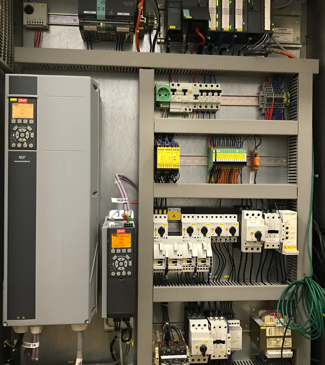 Syv timer efter Stryhns havde kontaktet CBRE på vagttelefonen, var den nye frekvensomformer leveret, installeret og sat i drift