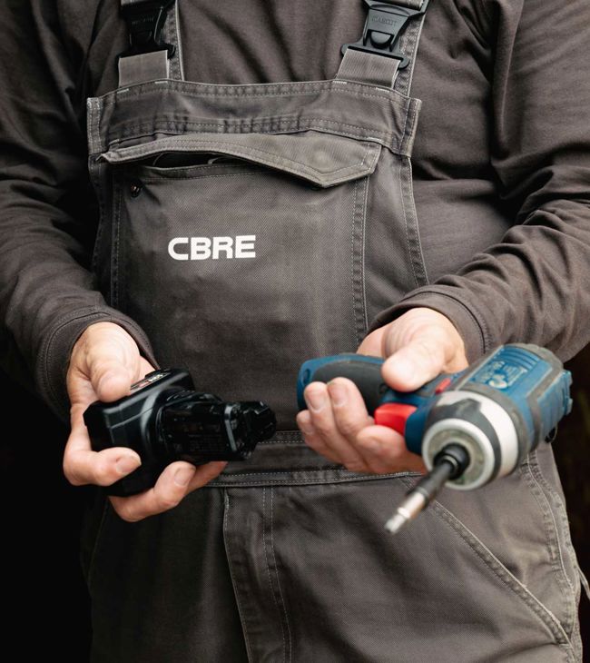 CBRE tekniker med værktøj i hånden på værkstedet