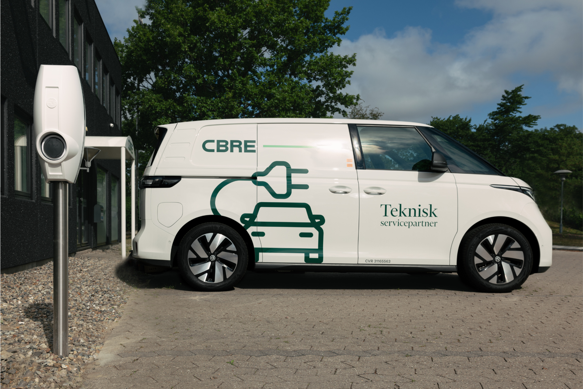 CBRE el-bil holder ved siden af ladestander