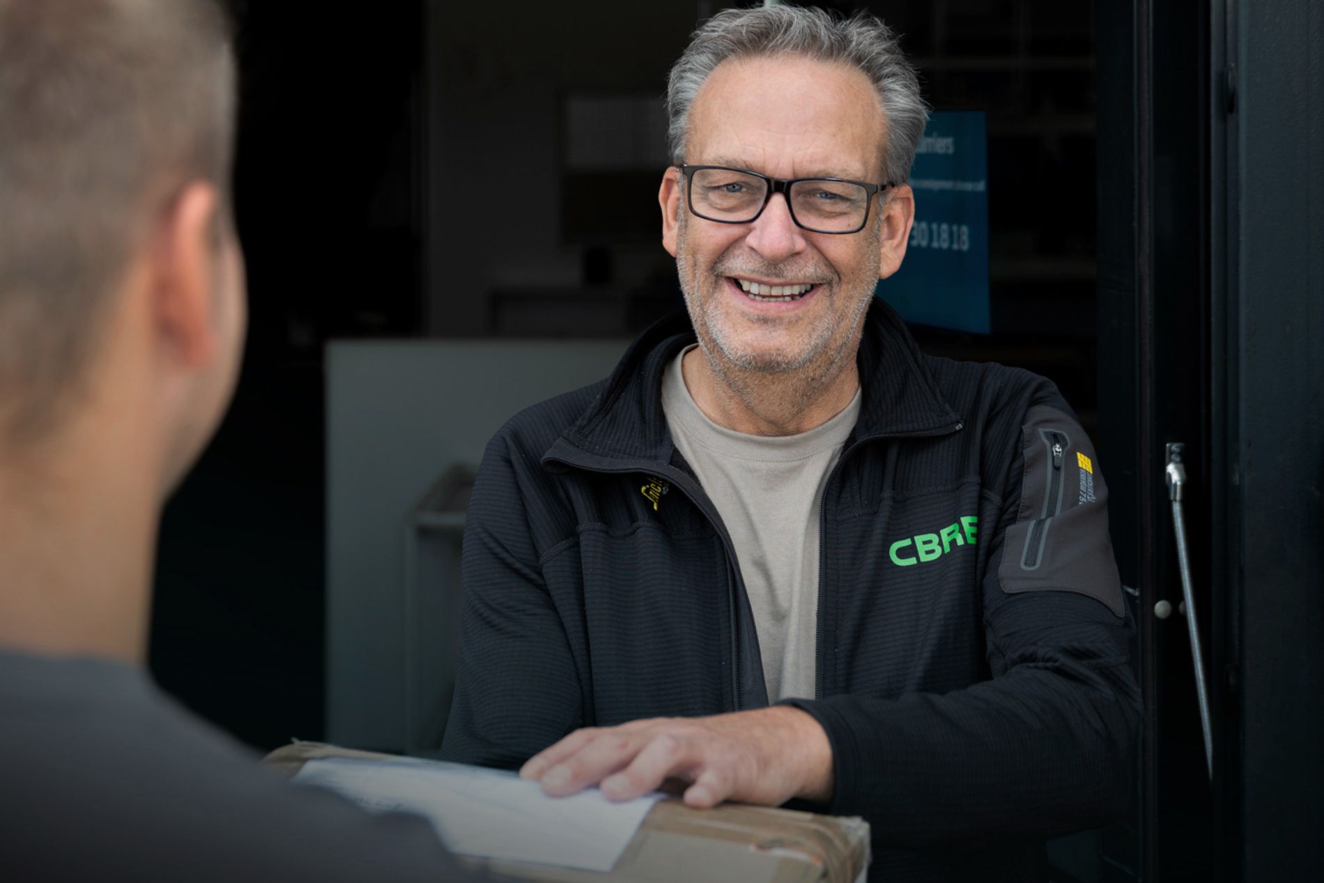 Montør modtager pakke