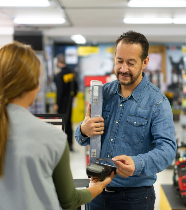 Kunde bliver serviceret i butik
