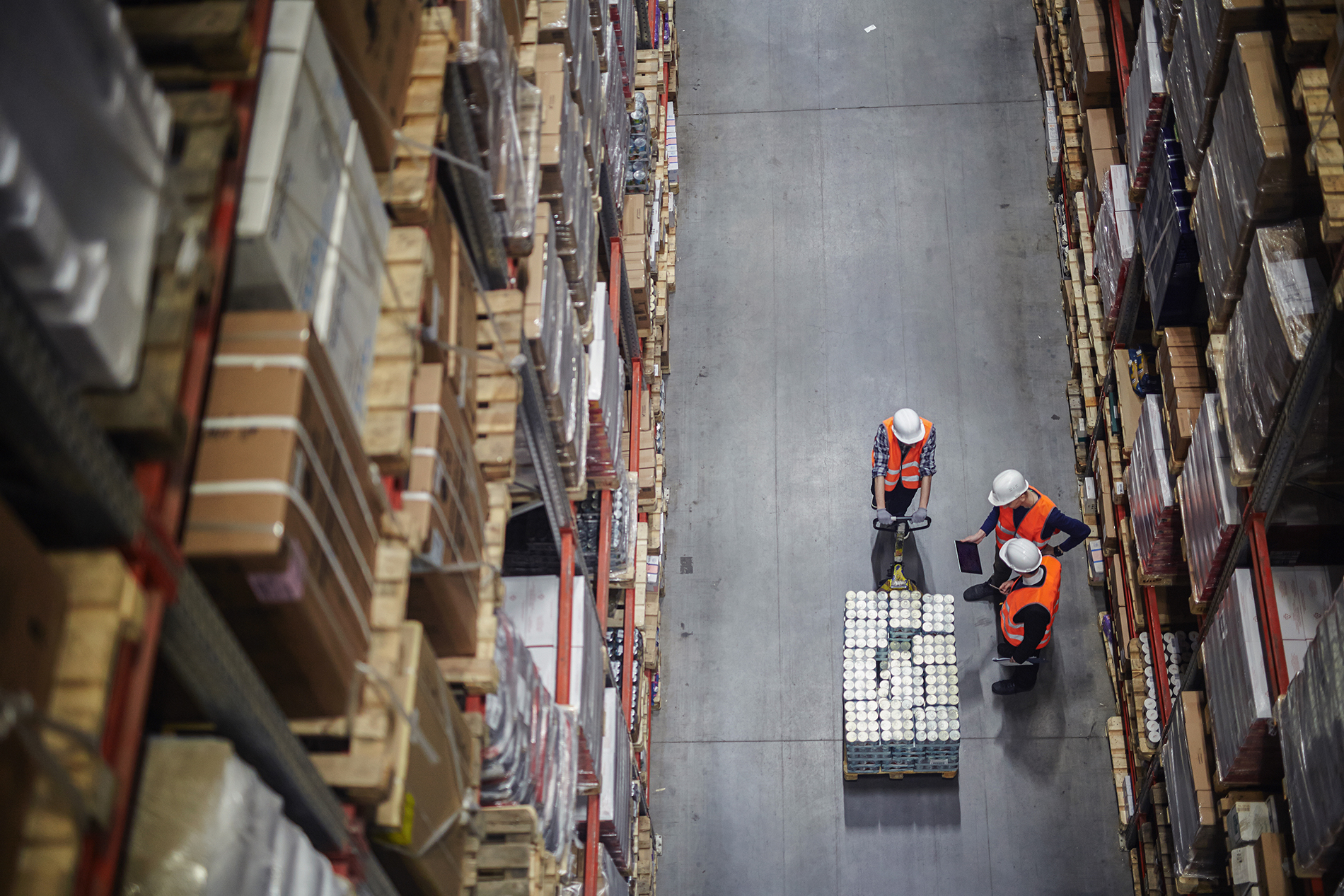 Teknikere får overblik over lovpligtige eftersyn på tablet i en lagerbygning