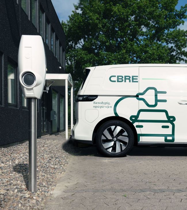 CBRE el-bil holder ved siden af ladestander