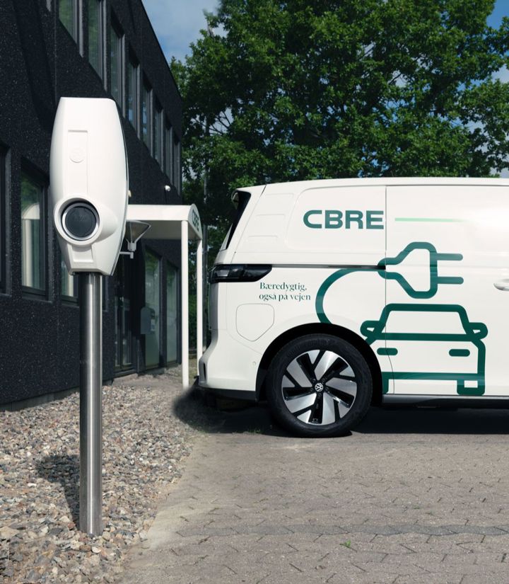 CBRE el-bil holder ved siden af ladestander