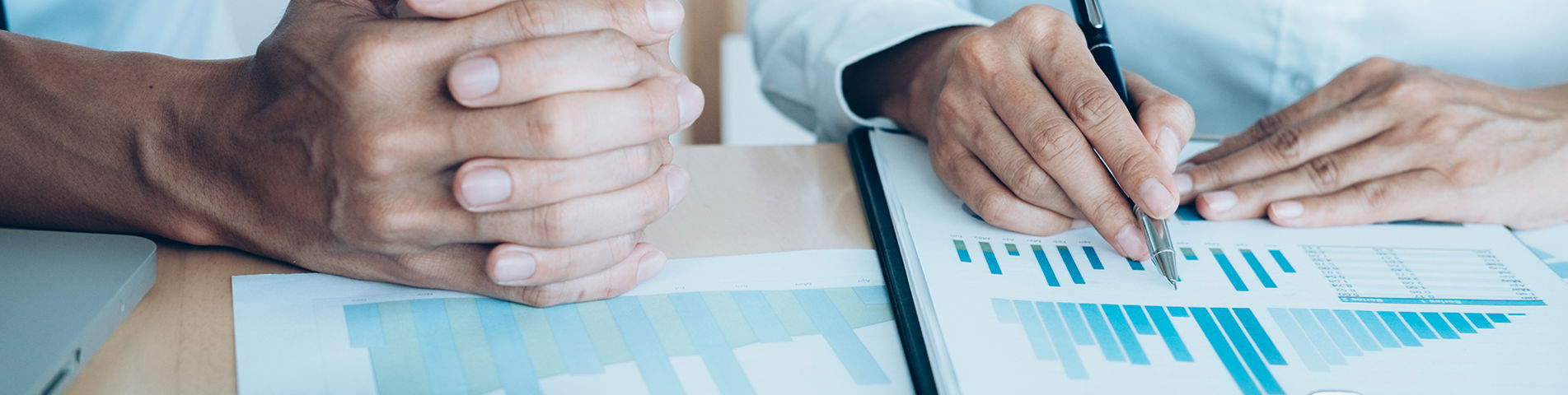 To personer arbejder på et kontor 