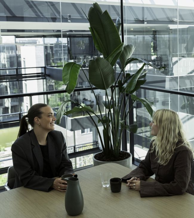 To personer holder møde på CBREs hovedkontor