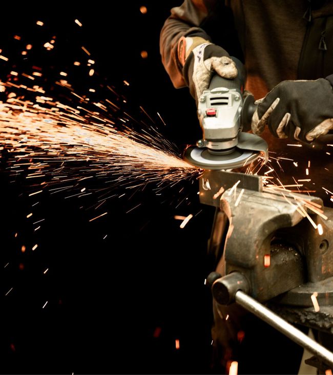 Montør udfører svejseopgave på mekanisk værksted