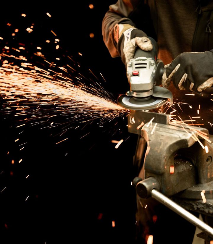 Montør udfører svejseopgave på mekanisk værksted