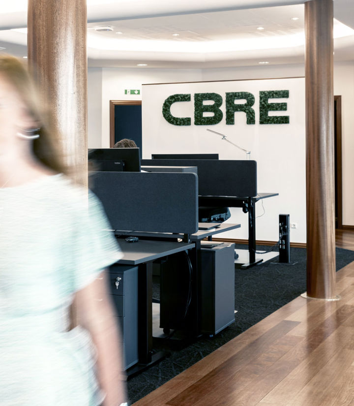 CBRE medarbejder arbejder på kontoret i Aalborg