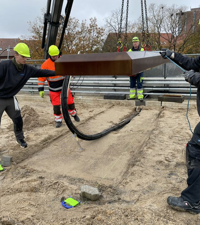 CBRE medarbejdere løfter to tons tunger betonelementer sikkert på plads til ny ladepark