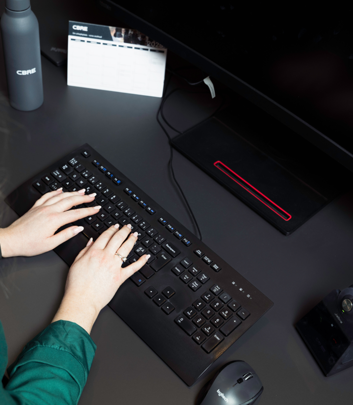 CBRE ansat arbejder ved sin computer på kontoret