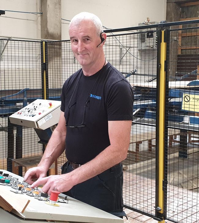 CBRE elektriker hjælper til med driften af Superwoods anlæg