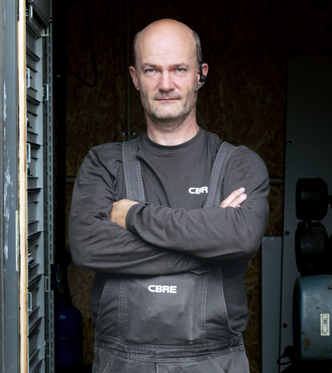 CBRE montør udfører opgave på et værksted