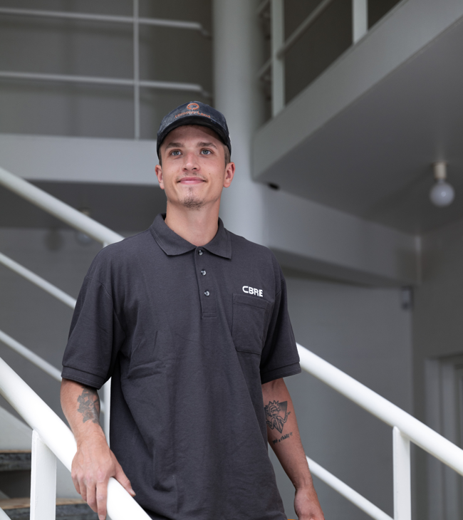 Elektriker på serviceopgave hos erhvervskunde